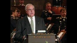 Bundeskanzler Helmut Kohl steht an einem Redepult (Archivbild).  