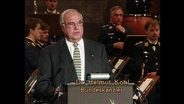 Bundeskanzler Helmut Kohl steht an einem Redepult (Archivbild).  