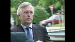 Staatsminister Schmidbauer steigt aus einem Auto (Archivbild).  