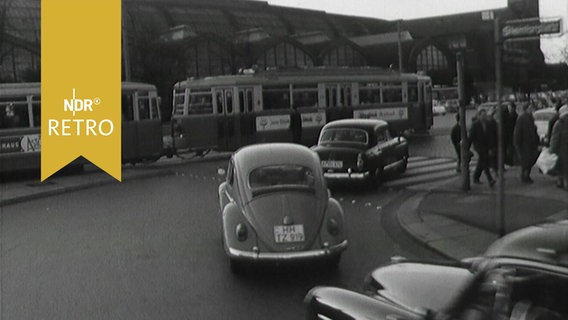 Hamburger Haupbahnhof, Hachmannplatz, im Vordergrund Straßenverkehr und eine Straßenbahn (1963)  