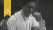 Gustaf Gründgens in einer Theaterrolle, rauchend (vor 1963)  