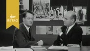 Moderator im Gespräch mit einem Kulturwissenschaftler im Studio vor einer Wand mit Werken des Futurismus (1963)  