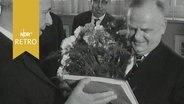 Alfred Frankenfeld empfängt Blumen und Buch zu seinem 65. Geburtstag 1963  