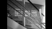 Blick durch ein Treppengeländer auf Bilder von Wassily Kandinsky in einer Ausstellung (1963)  