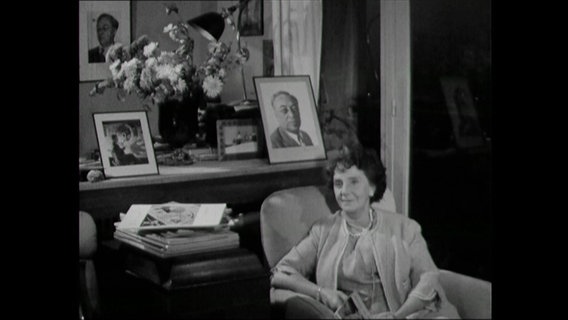 Nina Kandinsky in ihrem Wohnzimmer bei einem Interview 1963  