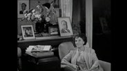 Nina Kandinsky in ihrem Wohnzimmer bei einem Interview 1963  