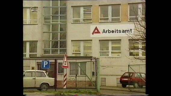 Ein in grau gehaltenes Arbeitsamt-Gebäude (Archivbild)  