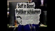 Eine Zeitung mit der Überschrift "Suff in Bonn" wird eingeblendet (Archivbild)  