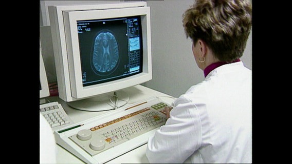 Eine Ärztin schaut sich Bilder auf einem Computer an  