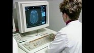 Eine Ärztin schaut sich Bilder auf einem Computer an  