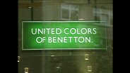 Ein illuminiertes Logo von United Colors of Benetton  