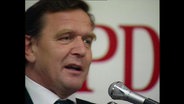 Der junge SPD Politiker Gerhard Schröder hält eine Rede (Archivbild)  