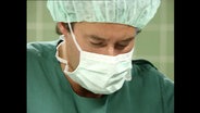 Portrait eines Arztes in einem Operationssaal  