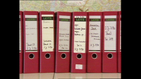 Rote Aktenordner in einer Reihe  