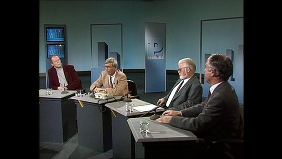 Eine Diskussionsrunde aus Experten im Panorama Studio (Archivbild)  