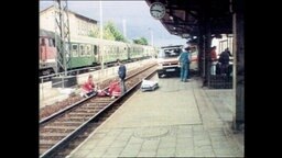 Ansicht des Bahnhofs Bad Kleinen während der Leichmann von Grams geborgn wird (Archvibild)  