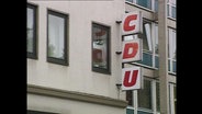 Der CDU Schriftzug an einer Hausfassade  