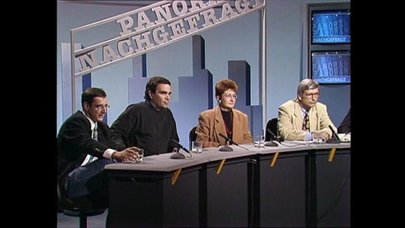 Vier Panorama-Redakteure sitzen im Studio (Archivbild).  