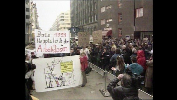 Demonstrierende halten ein Plakat mit der Aufschrift "Berlin 1993 Hauptstadt der Arbeitslosen"  