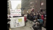 Demonstrierende halten ein Plakat mit der Aufschrift "Berlin 1993 Hauptstadt der Arbeitslosen"  