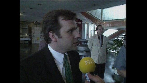 Minister Günther Krause spricht in ein NDR-Mikrofon.  