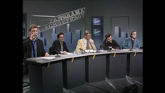 Fünf Panorama-Redakteure sitzen im Studio (Archivbild).  