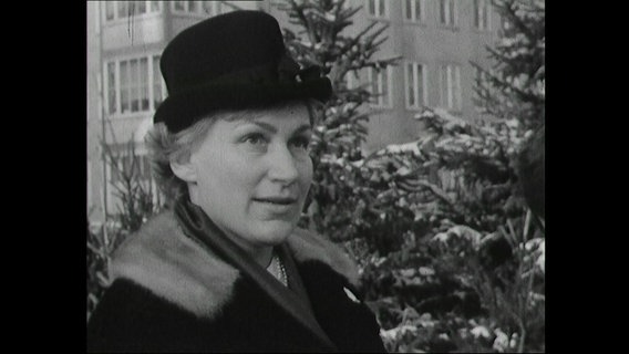 Karin Ruth Diederichs im Weihnachtsbaumverkauf 1963  