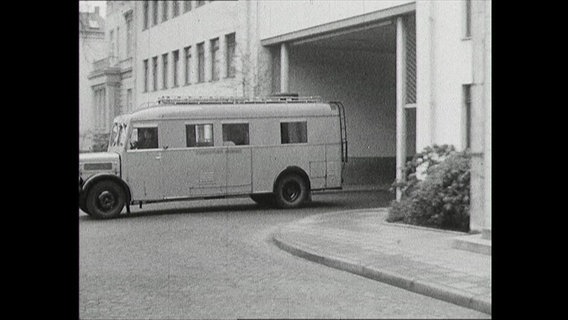 Ein damals moderner Ü-Wagen verlässt die Toreinfahrt am NDR-Standort Rotherbaum (1964)  