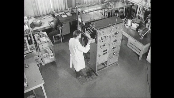 Maschinenraum zur Bodenmessung der Sonnenstrahlung im Institut für Aeronomie im Harz 1963  