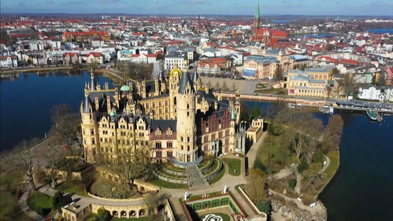 Das Schweriner Schloss vor der Altstadt Schwerins  