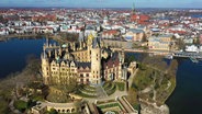 Das Schweriner Schloss vor der Altstadt Schwerins  