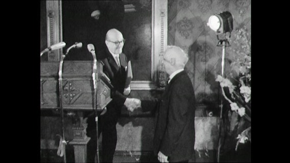 Hans-Harder Biermann-Ratjen, Kultursenator Hamburg, gratuliert Max Ernst zum Alfred-Lichtwark-Preis (1964)  