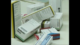 Verschiedene Medikamenten-Schachteln liegen übereinander.  