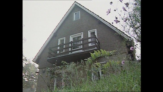 Ein alleinstehendes Haus im Grünen.  