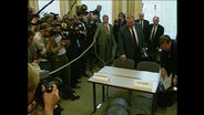Der Stasi-Mann Alexander Schalck-Golodkowski wird von Pressevertretern umzingelt (Archivbild).  