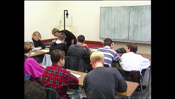 Schüler sitzen in einem Klassenraum (Archivbild).  
