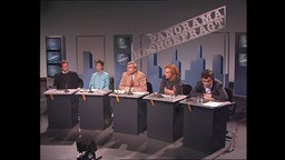 Fünf Redakteure sitzen im Panorama-Studio (Archivbild).  