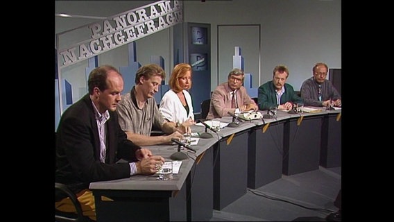 Sechs Redakteure sitzen im Panorama-Studio (Archivbild).  