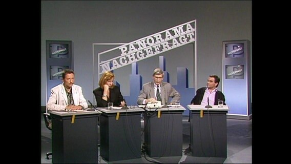 Drei Redakteure und ein Experte sitzen im Panorama-Studio (Archivbild).  