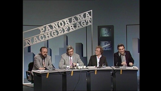 Vier Redakteure sitzen im Panorama-Studio (Archivbild).  