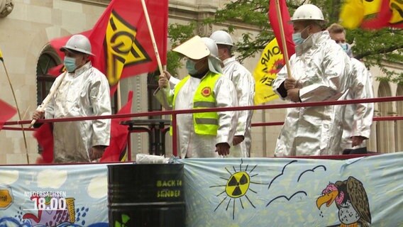 Menschen in weißen Anzügen protestieren gegen das Atommüll-Endlager Schacht Konrad.  