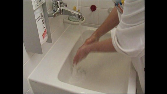 Eine Person wäscht sich die Hände  