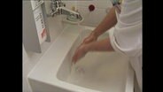 Eine Person wäscht sich die Hände  