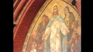 Eine Kirchenmalerei mit Jesus im Mittelpunkt  