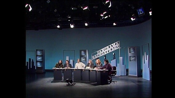 Eine Expertenrunde im Panorama Studio stellt sich telefonisch der Zuschauerkritik  