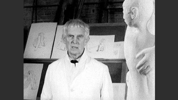 Der Bildhauer Gerhard Marcks beim Interview in seinem Atelier 1964 © NDR 