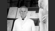 Der Bildhauer Gerhard Marcks beim Interview in seinem Atelier 1964  