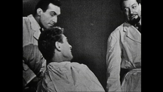 Drei Schauspieler in einem Stück des Theatre du Grand Guignol in Paris (vermutlich 1962)  