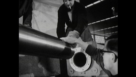 Arbeiter montieren ein Rohr im DESY (1964)  