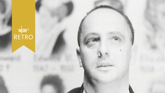 Peter Zadek vor einem Bühnenbild 1964 bei Erläuterung seiner Shakespeare-Inszenierung am Bremer Theater  